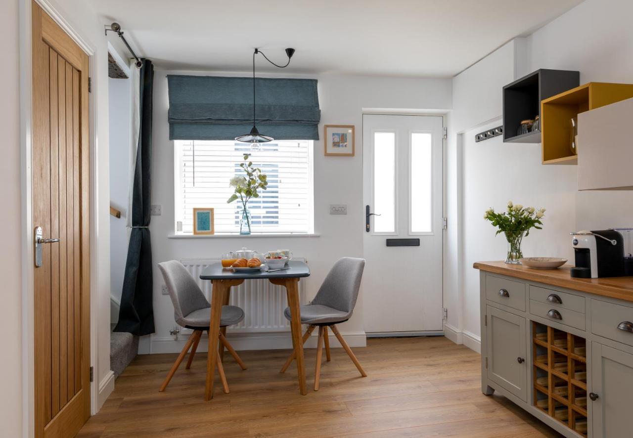 Bijou Romantic Retreat, Whitby Centre ภายนอก รูปภาพ